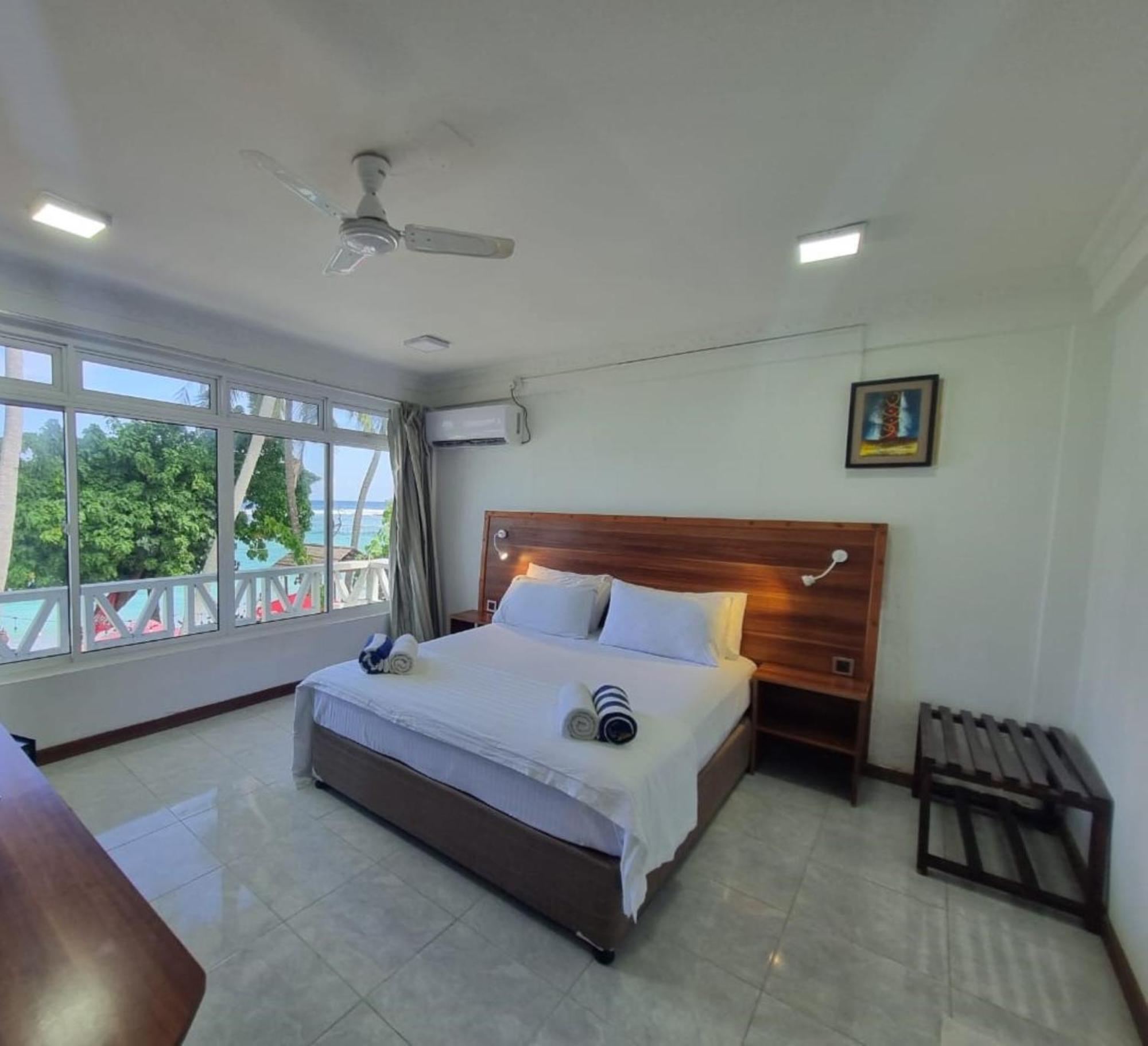 Batuta Maldives Surf View Hotell Thulusdhoo Exteriör bild