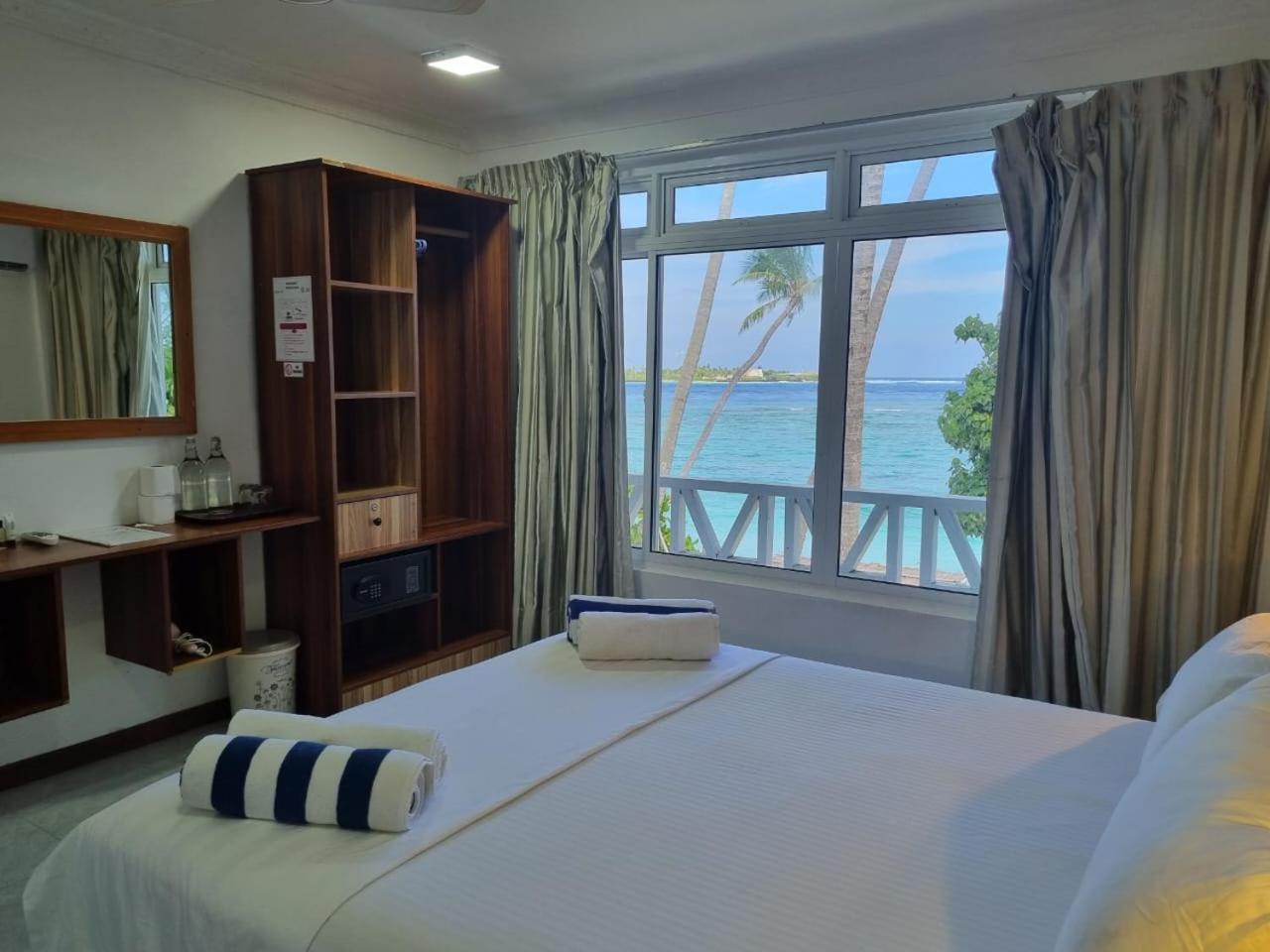 Batuta Maldives Surf View Hotell Thulusdhoo Exteriör bild
