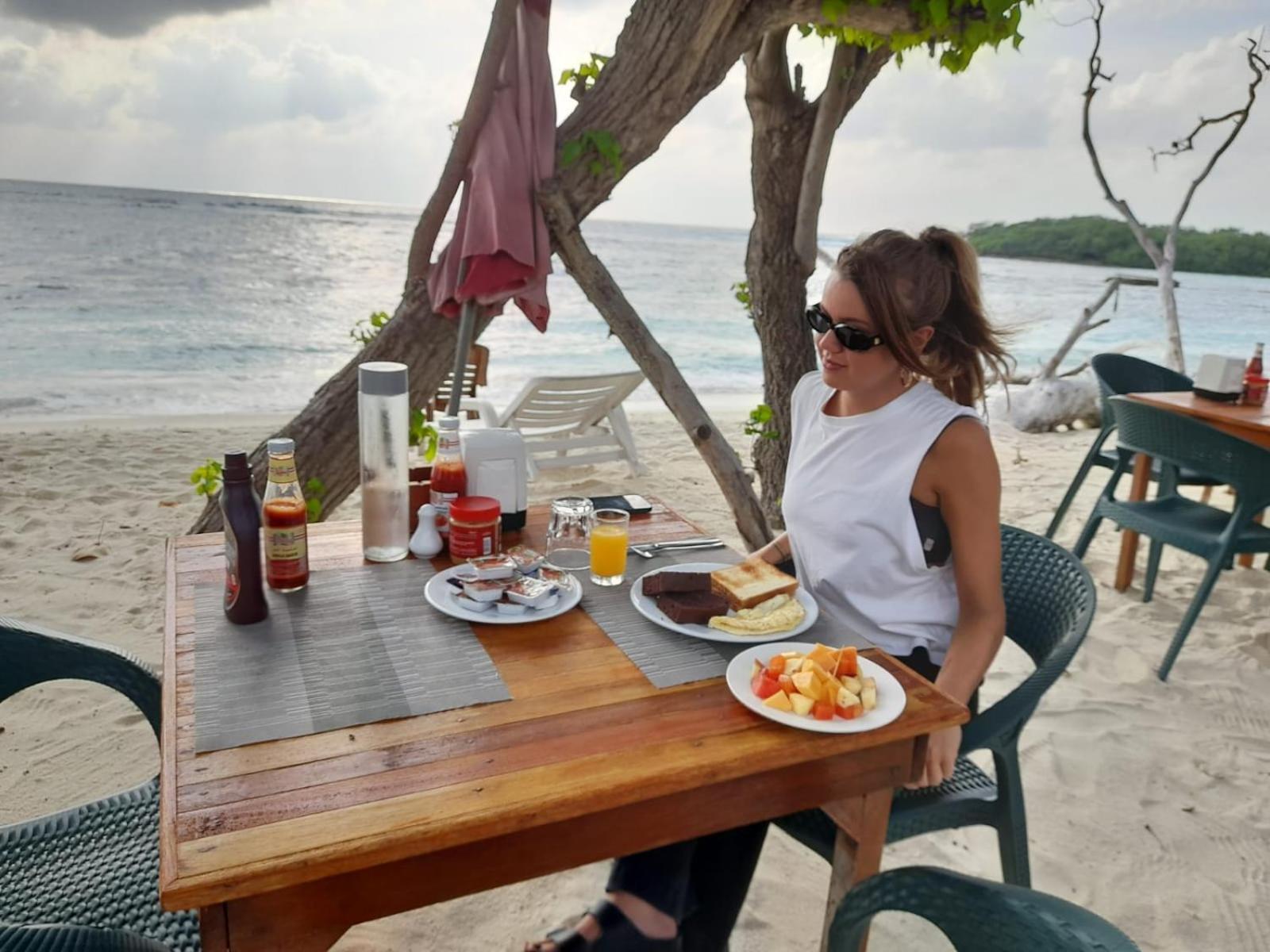 Batuta Maldives Surf View Hotell Thulusdhoo Exteriör bild