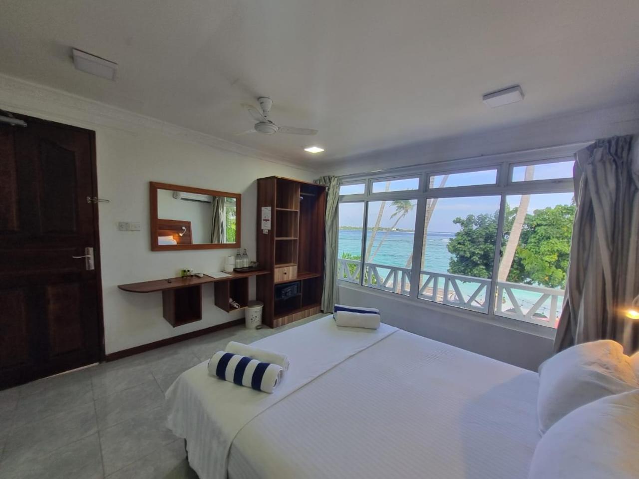 Batuta Maldives Surf View Hotell Thulusdhoo Exteriör bild