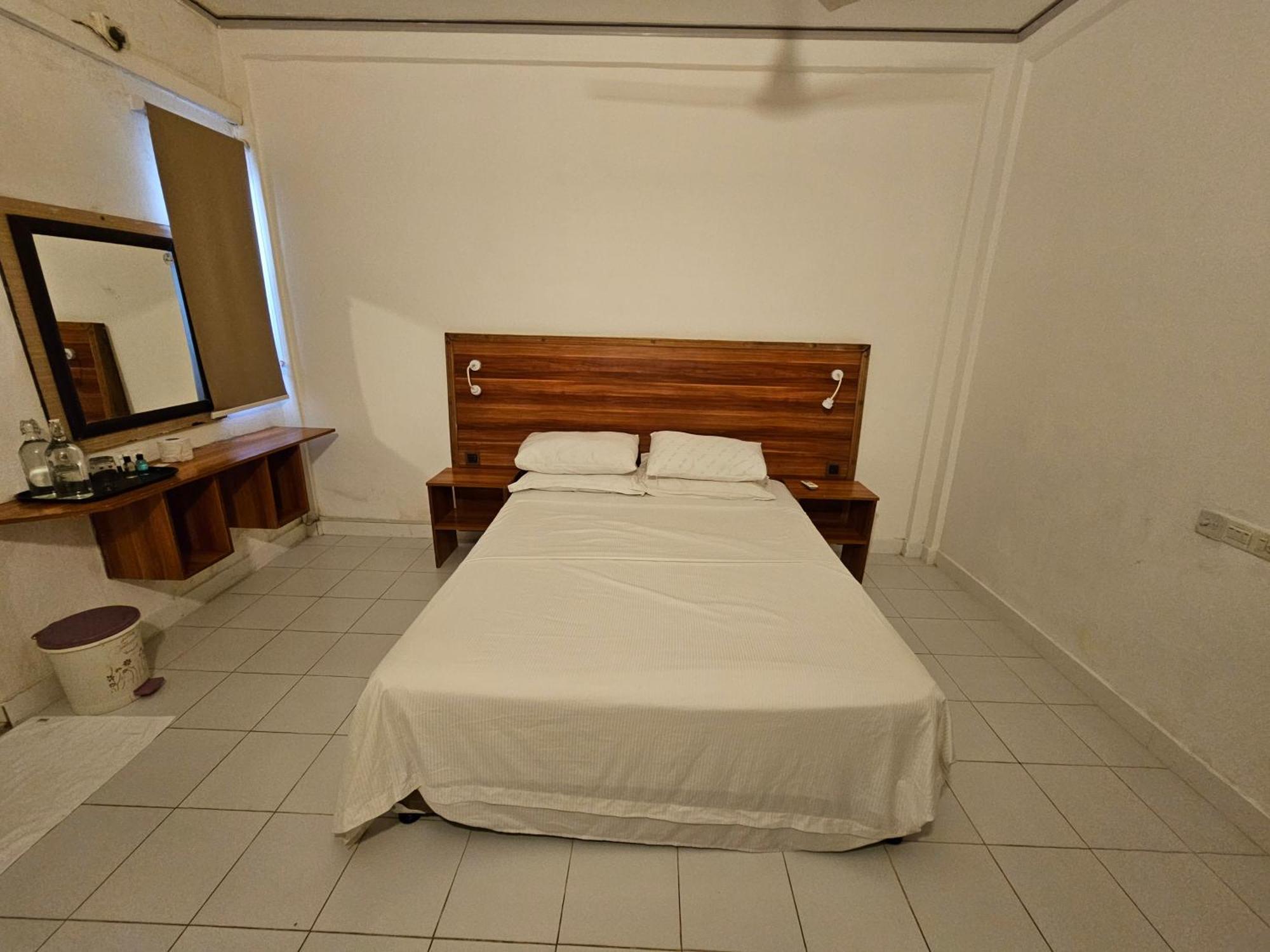 Batuta Maldives Surf View Hotell Thulusdhoo Rum bild