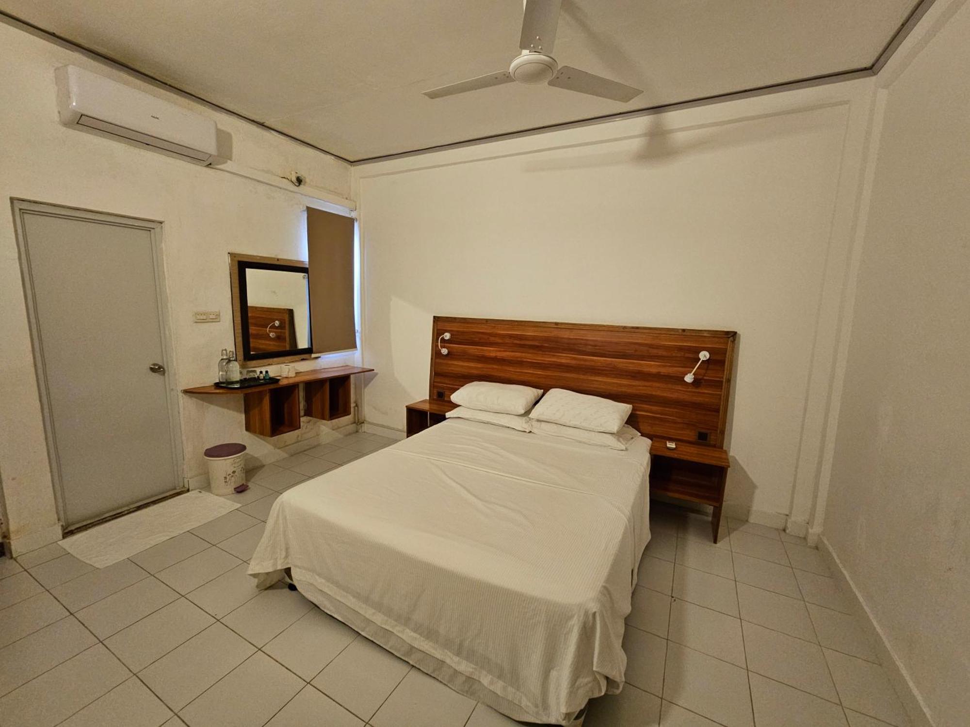 Batuta Maldives Surf View Hotell Thulusdhoo Rum bild