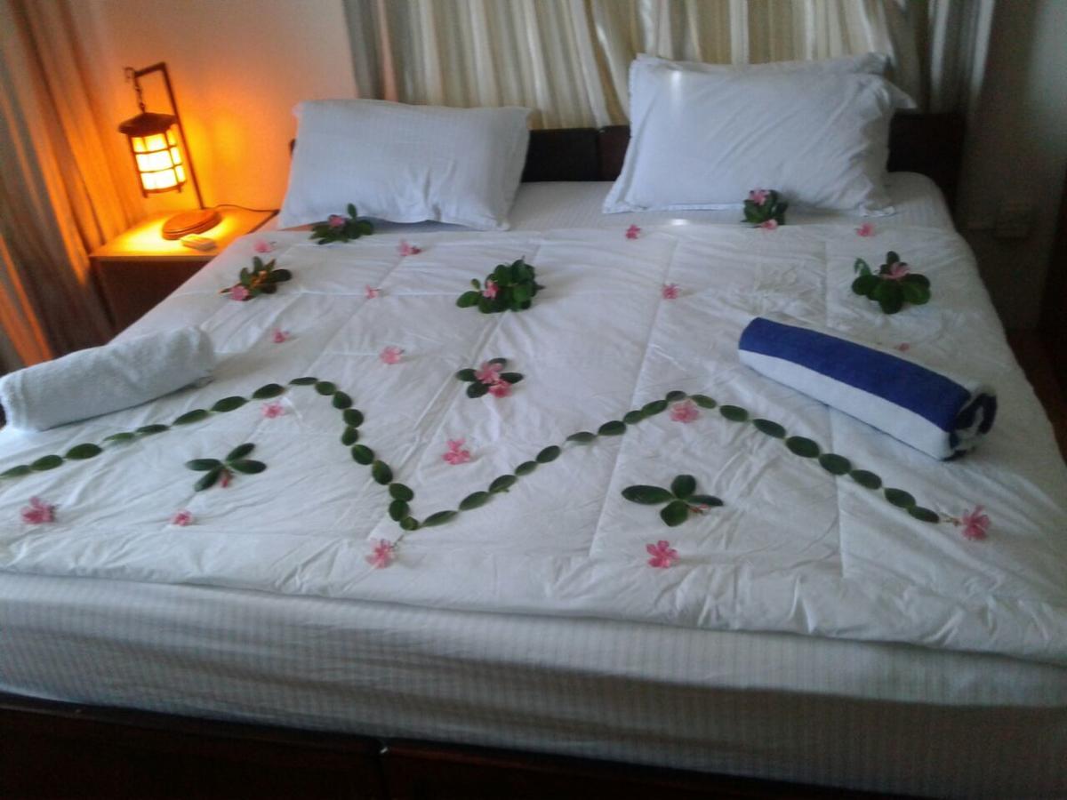 Batuta Maldives Surf View Hotell Thulusdhoo Exteriör bild