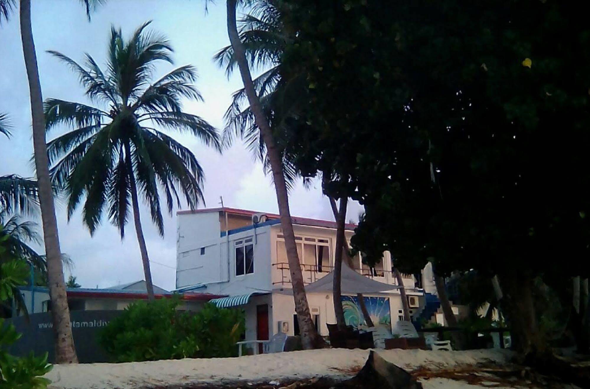 Batuta Maldives Surf View Hotell Thulusdhoo Exteriör bild