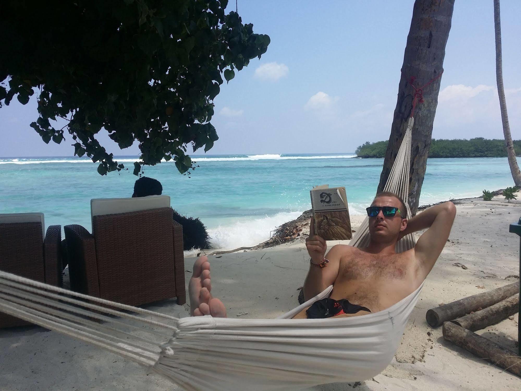 Batuta Maldives Surf View Hotell Thulusdhoo Exteriör bild