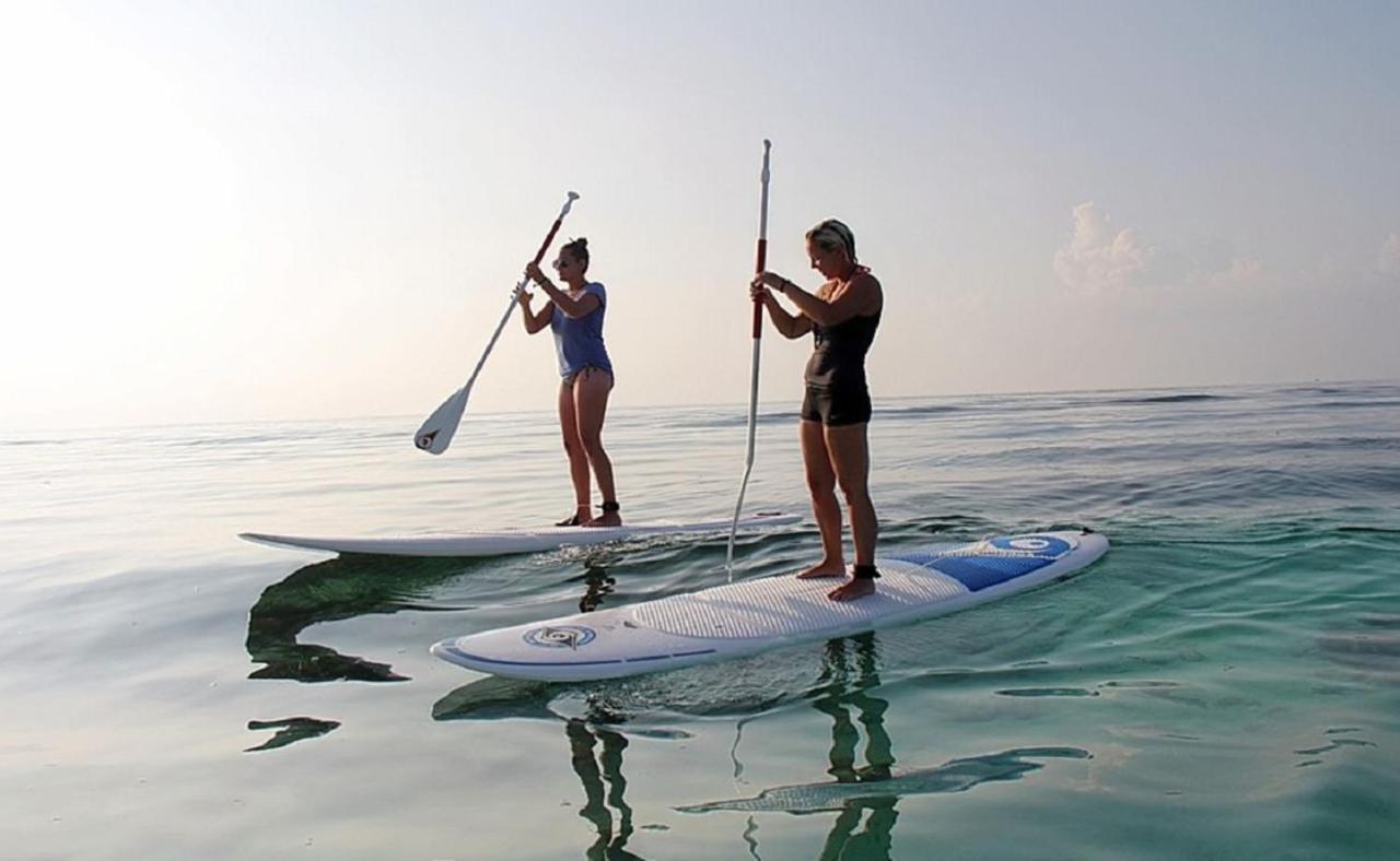 Batuta Maldives Surf View Hotell Thulusdhoo Exteriör bild