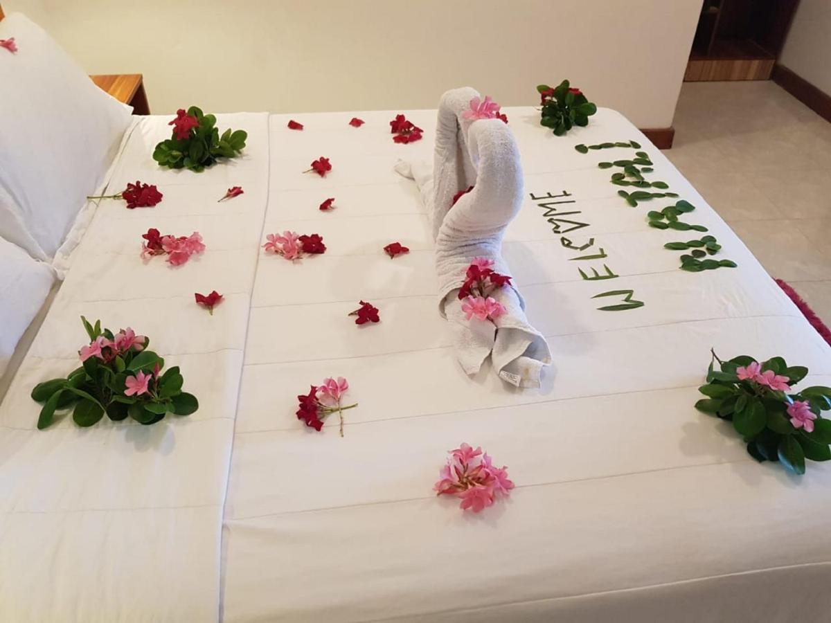Batuta Maldives Surf View Hotell Thulusdhoo Exteriör bild
