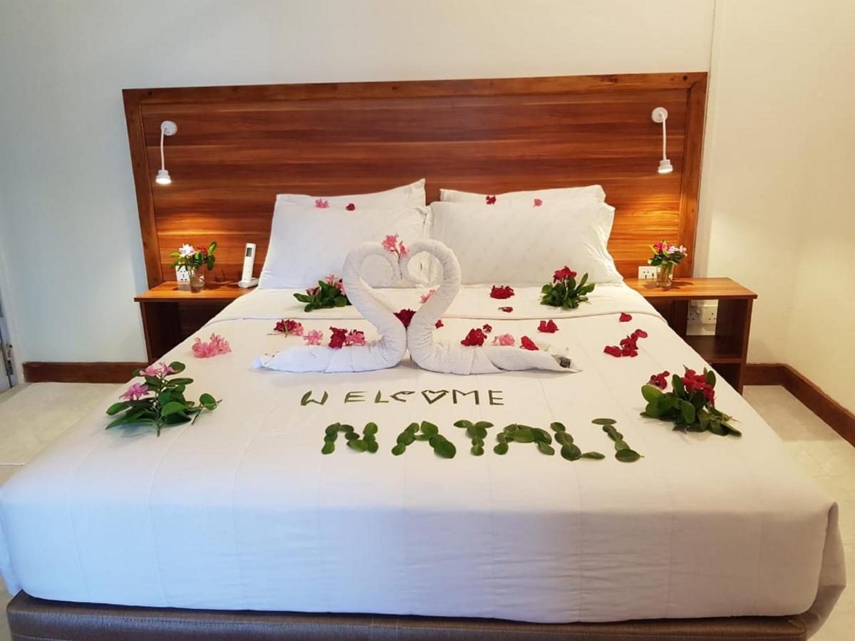 Batuta Maldives Surf View Hotell Thulusdhoo Exteriör bild