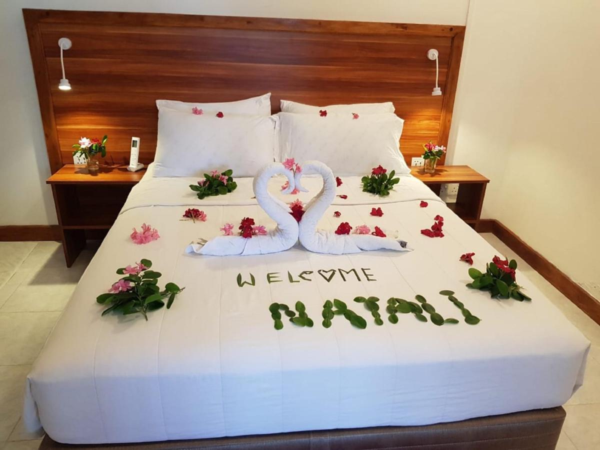 Batuta Maldives Surf View Hotell Thulusdhoo Exteriör bild